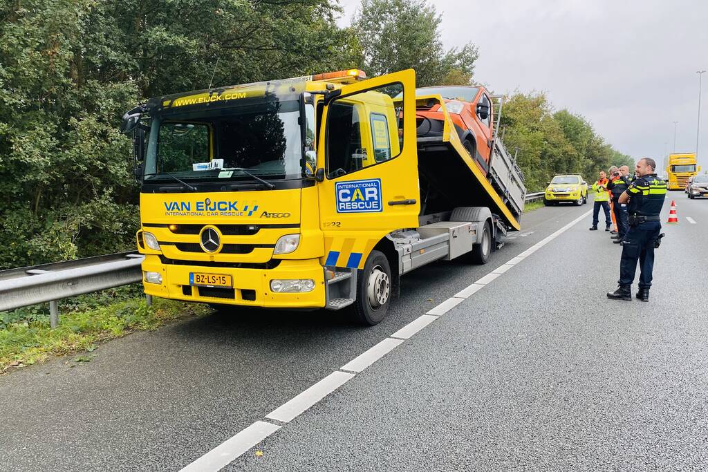 Bestelbus verliest twee wielen tijdens het rijden