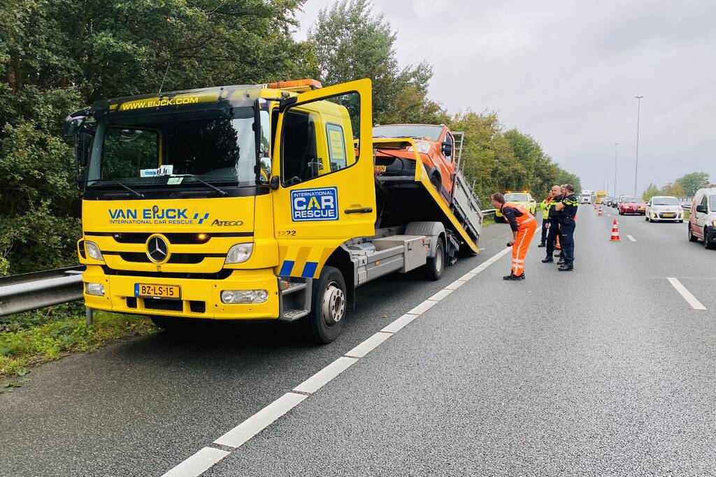 Bestelbus verliest twee wielen tijdens het rijden