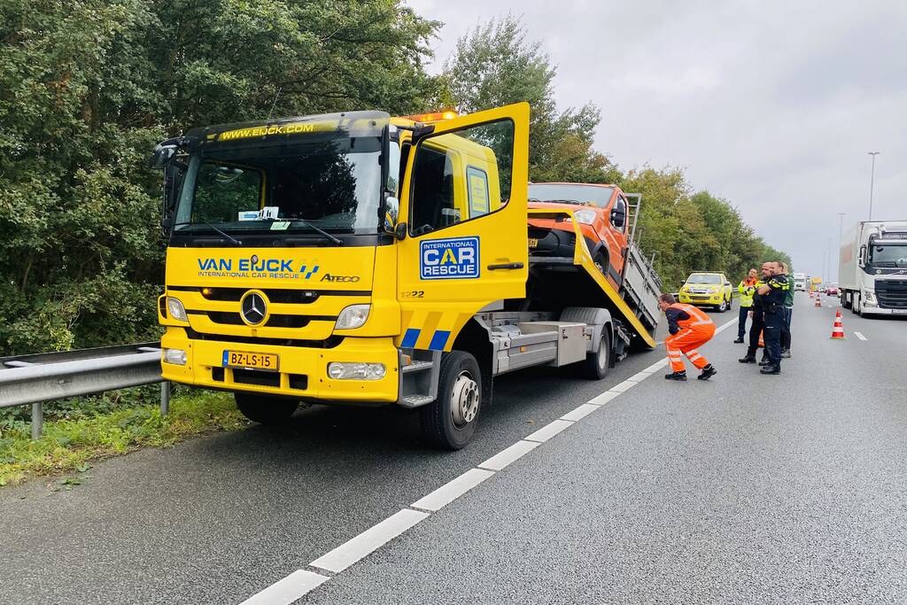 Bestelbus verliest twee wielen tijdens het rijden