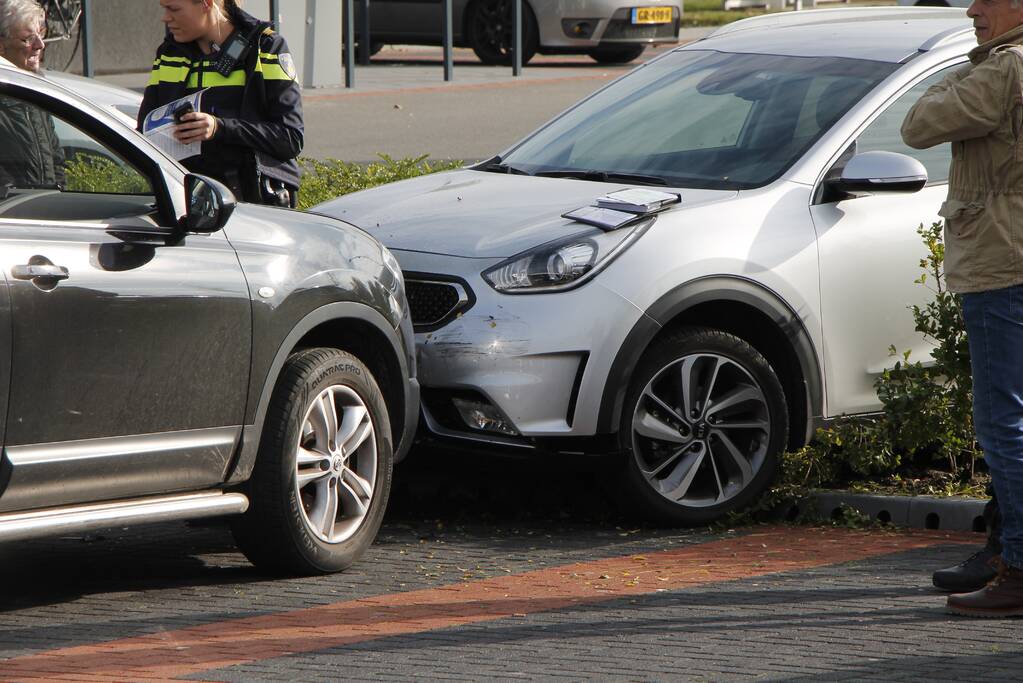 Automobilist botst frontaal op geparkeerde auto Winkelcentrum Sint Jobsplein