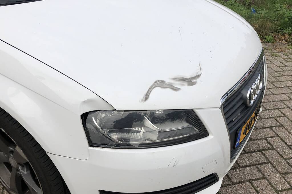 Wielrenner vliegt over motorkap van auto