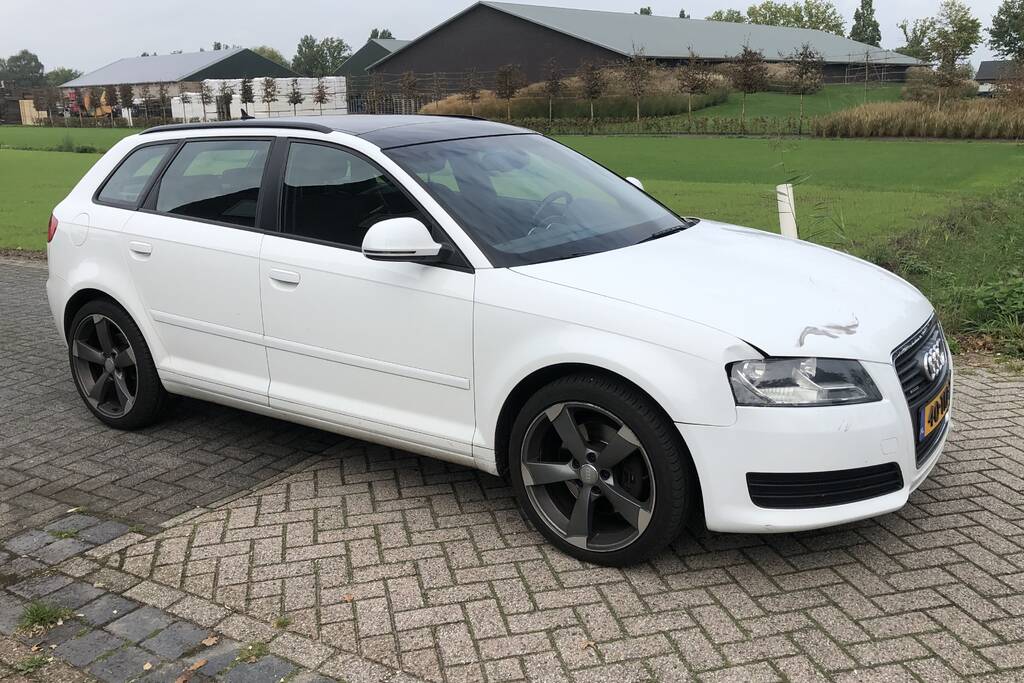 Wielrenner vliegt over motorkap van auto