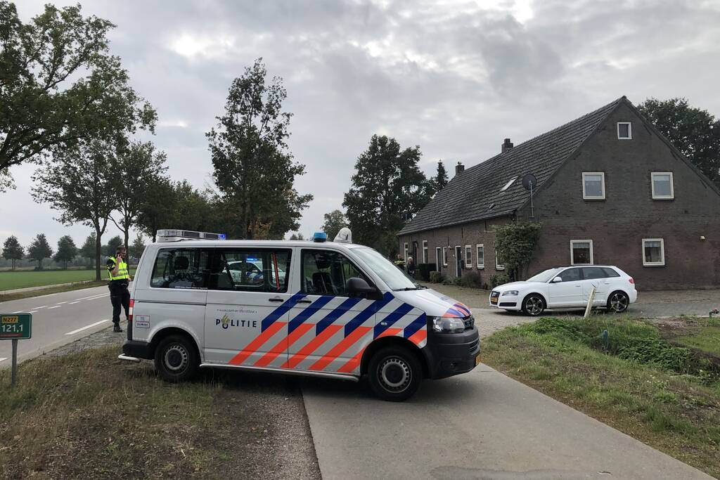 Wielrenner vliegt over motorkap van auto