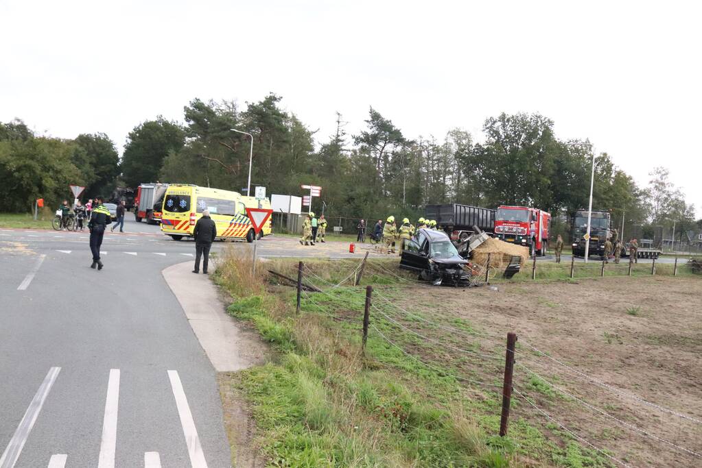 Auto met aanhanger botst met vrachtwagen