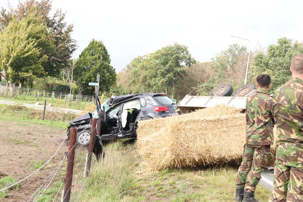Auto met aanhanger botst met vrachtwagen
