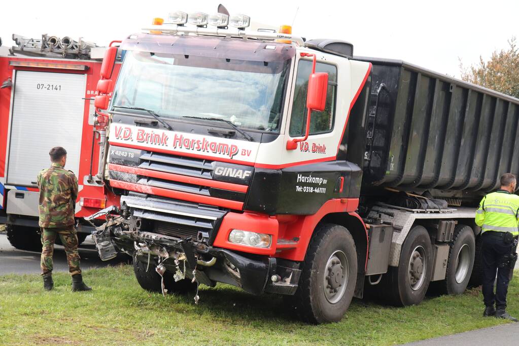 Auto met aanhanger botst met vrachtwagen