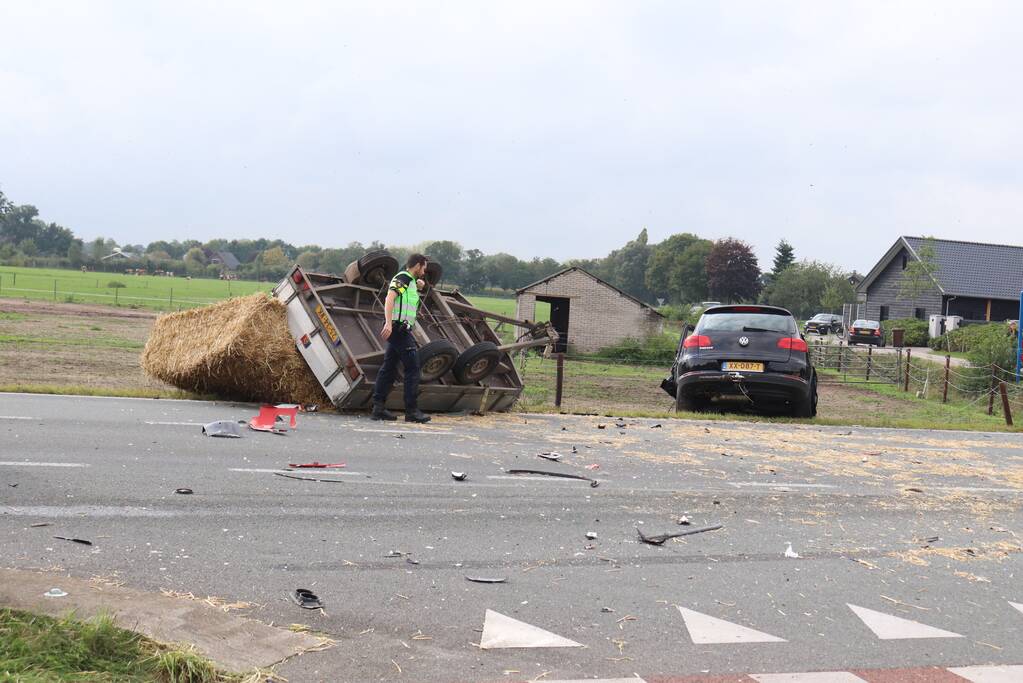 Auto met aanhanger botst met vrachtwagen