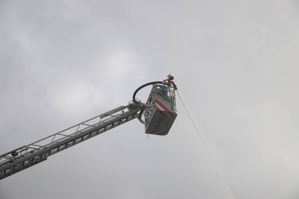 Brand uitgebroken op dak van slooppand