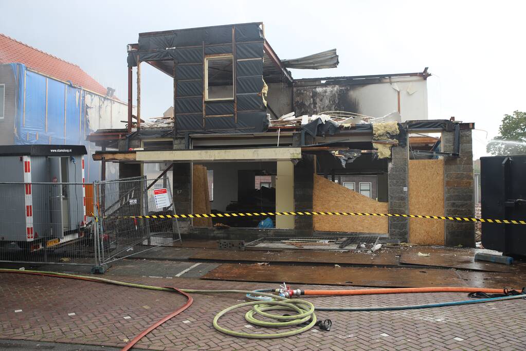 Brand uitgebroken op dak van slooppand
