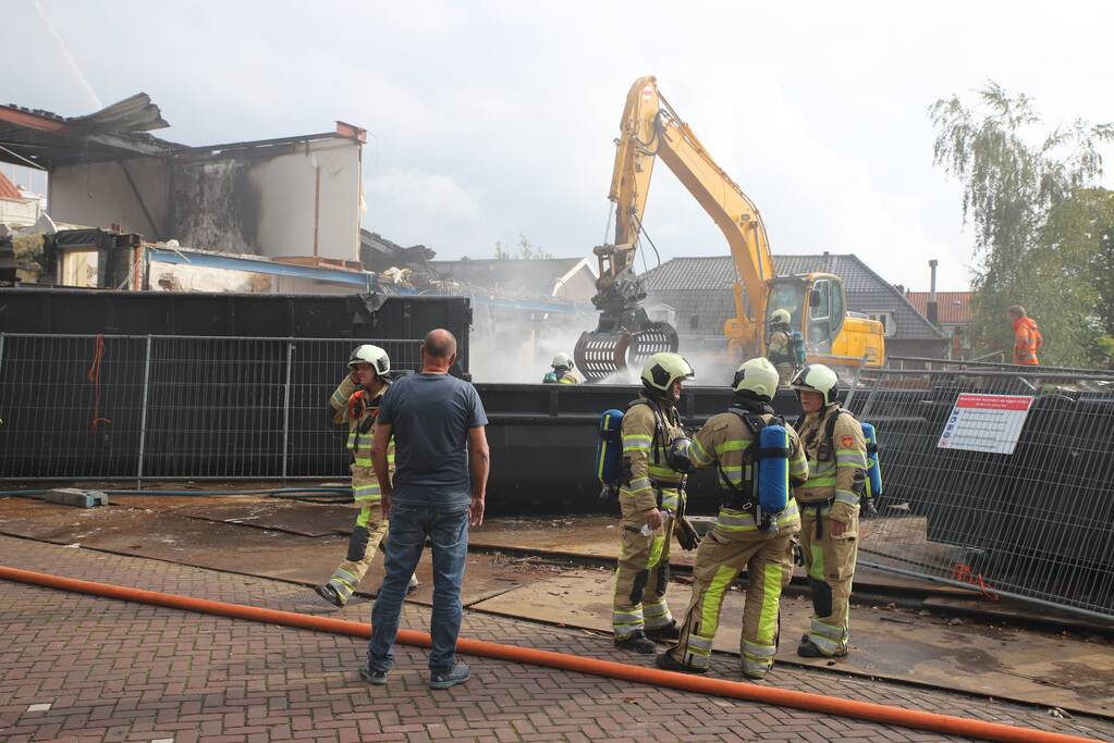 Brand uitgebroken op dak van slooppand