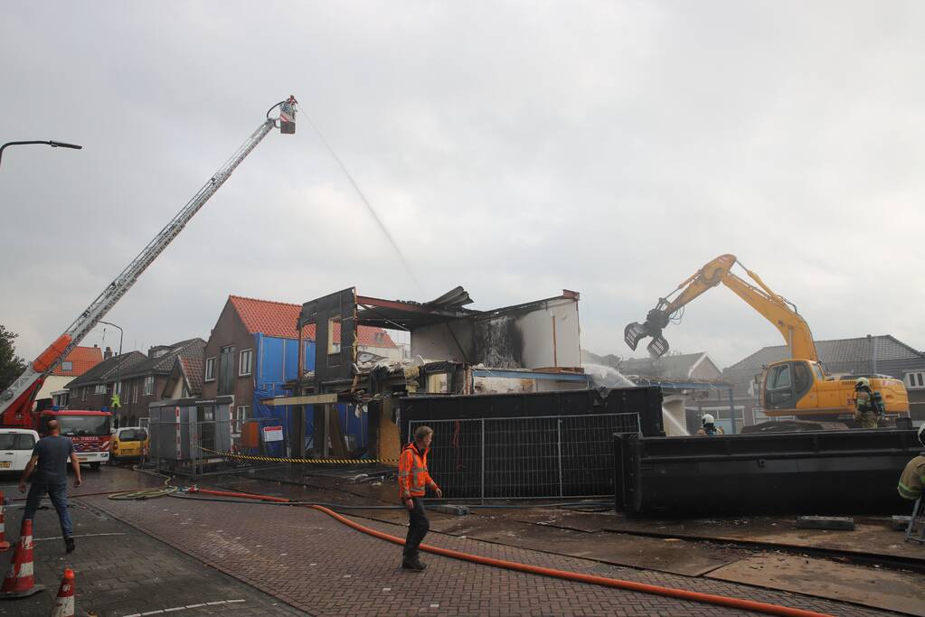 Brand uitgebroken op dak van slooppand