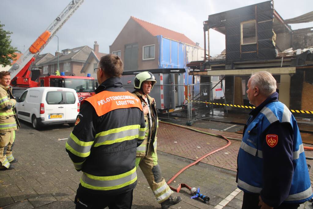 Brand uitgebroken op dak van slooppand