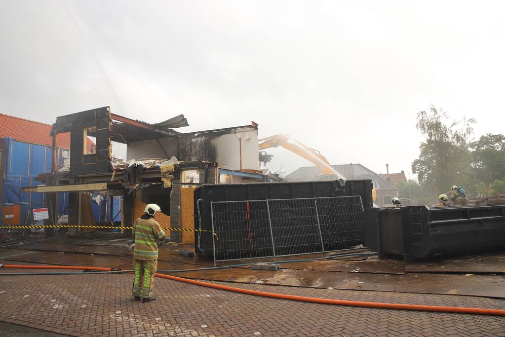 Brand uitgebroken op dak van slooppand
