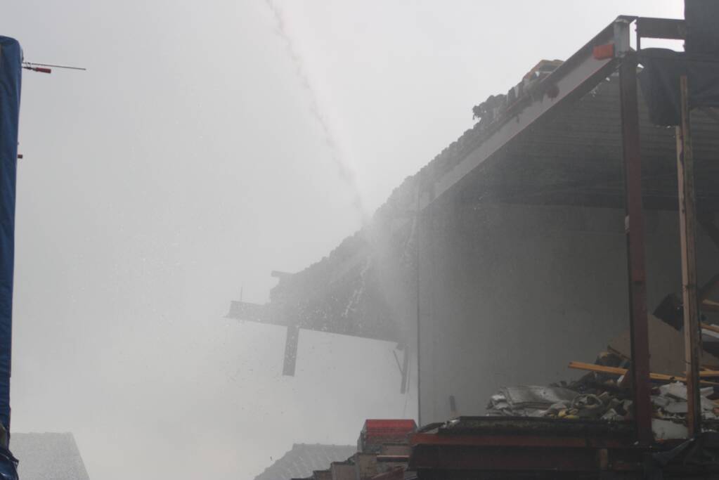 Brand uitgebroken op dak van slooppand