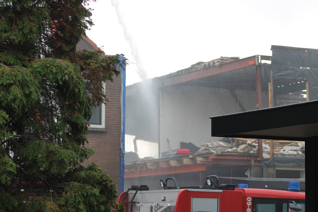 Brand uitgebroken op dak van slooppand