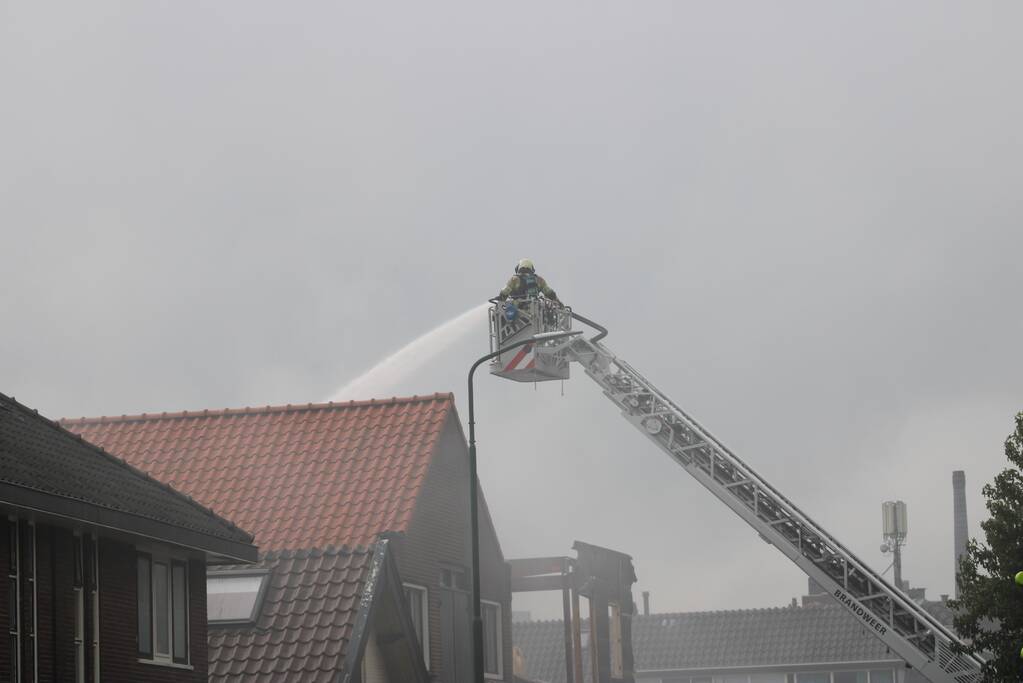 Brand uitgebroken op dak van slooppand