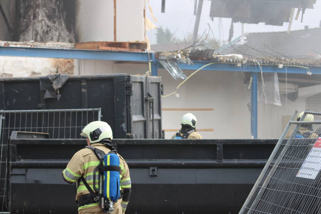 Brand uitgebroken op dak van slooppand