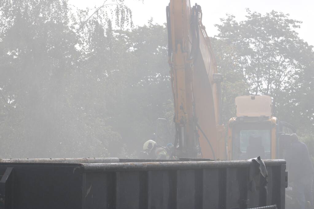 Brand uitgebroken op dak van slooppand