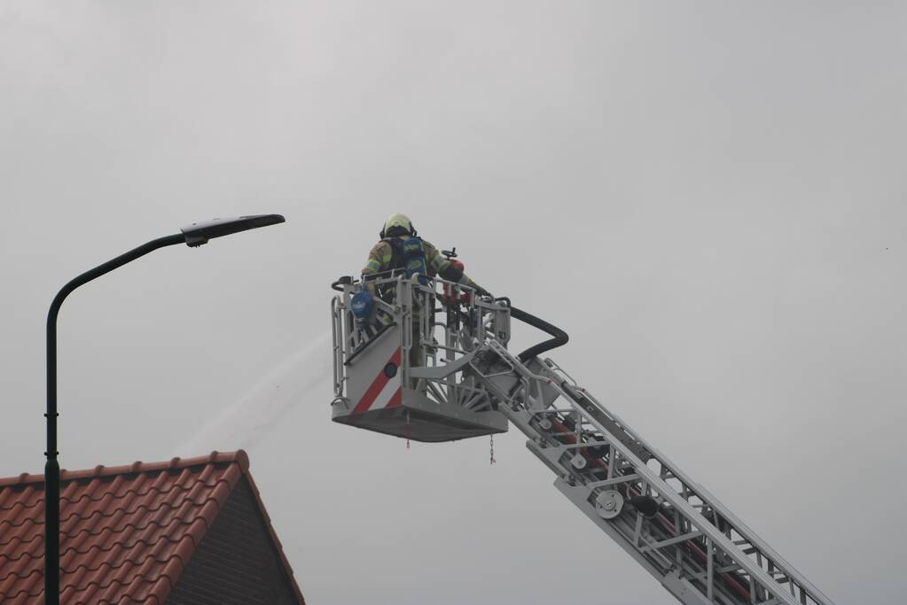 Brand uitgebroken op dak van slooppand