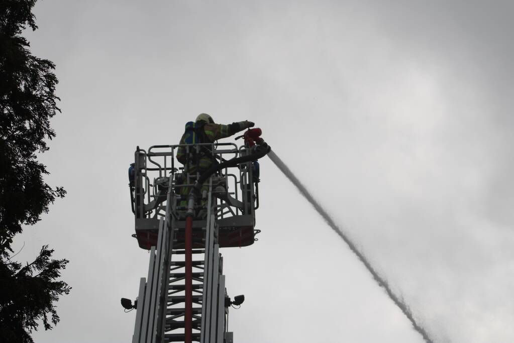 Brand uitgebroken op dak van slooppand