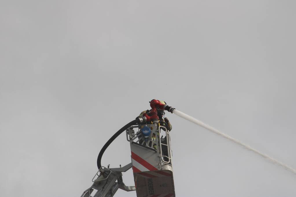Brand uitgebroken op dak van slooppand
