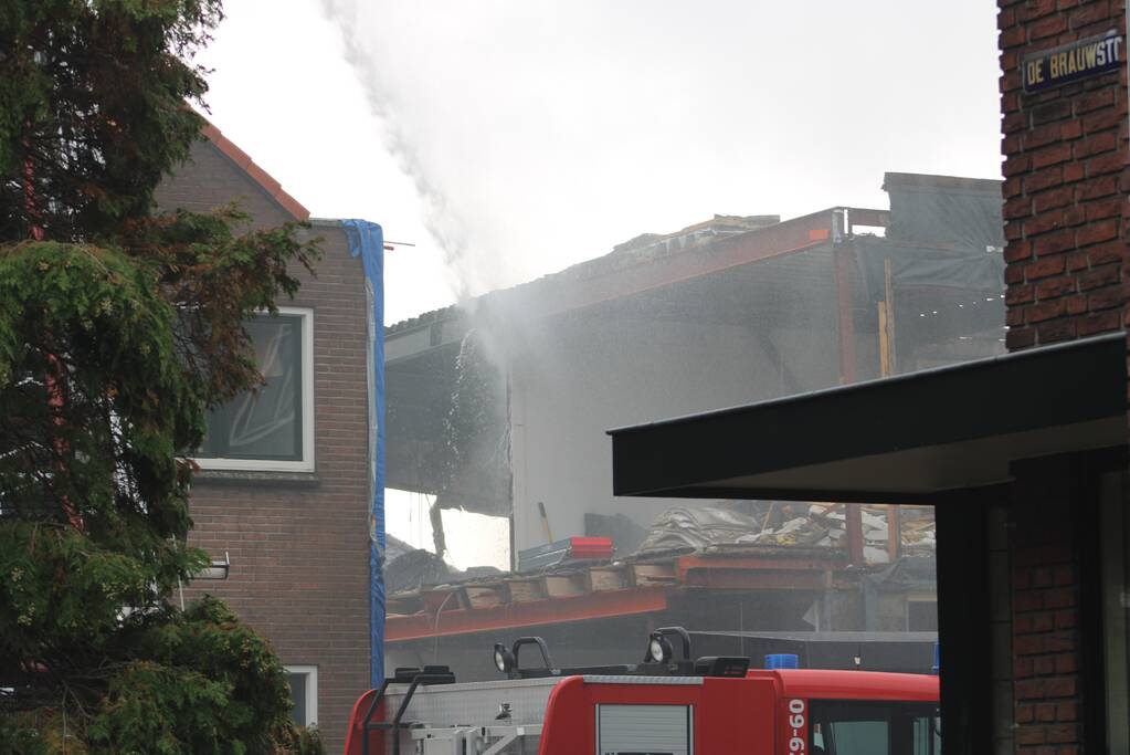 Brand uitgebroken op dak van slooppand