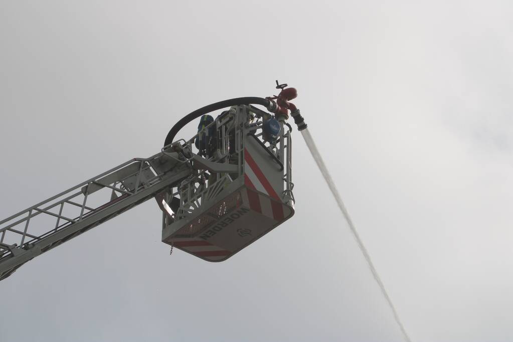 Brand uitgebroken op dak van slooppand