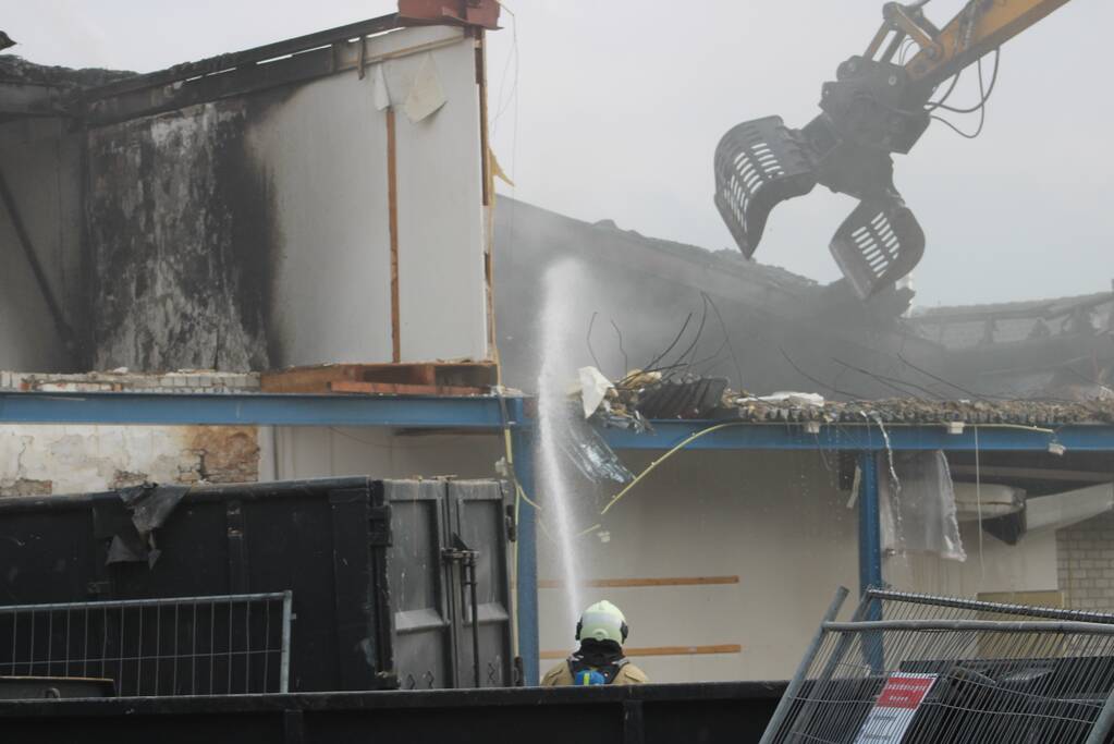 Brand uitgebroken op dak van slooppand