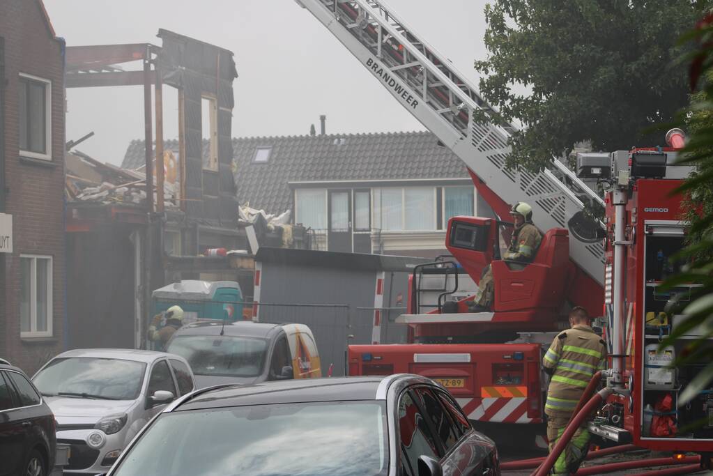 Brand uitgebroken op dak van slooppand