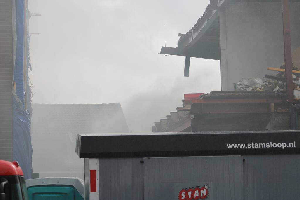 Brand uitgebroken op dak van slooppand