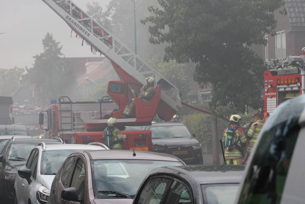 Brand uitgebroken op dak van slooppand
