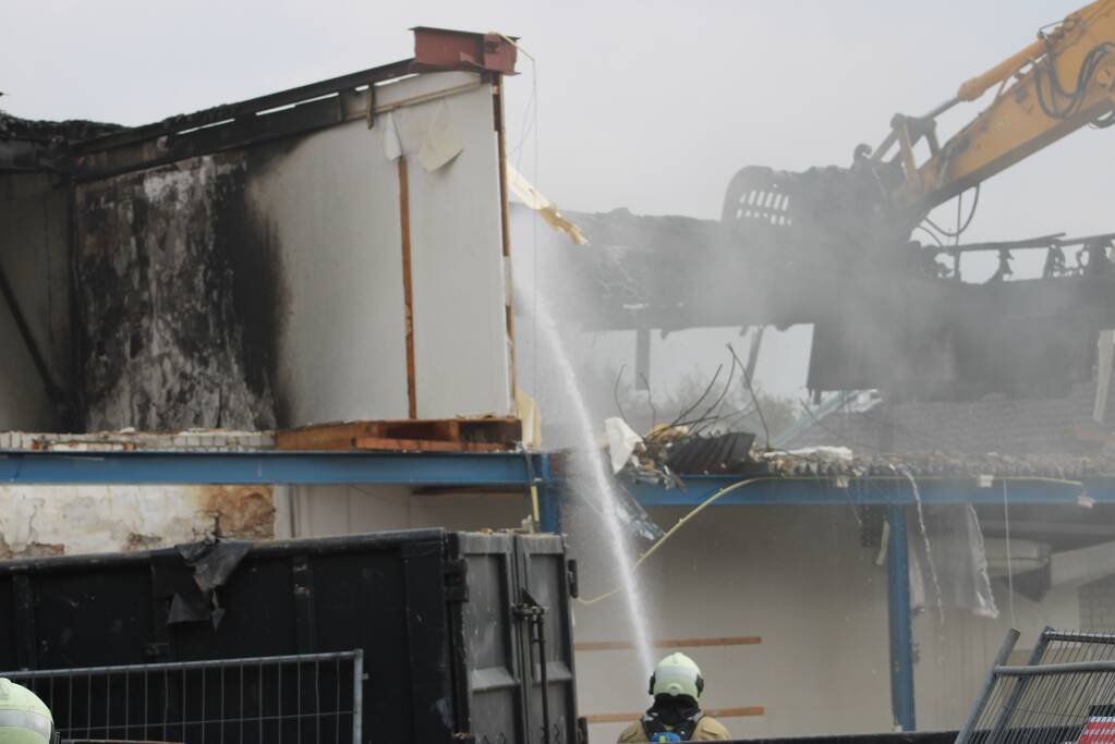 Brand uitgebroken op dak van slooppand
