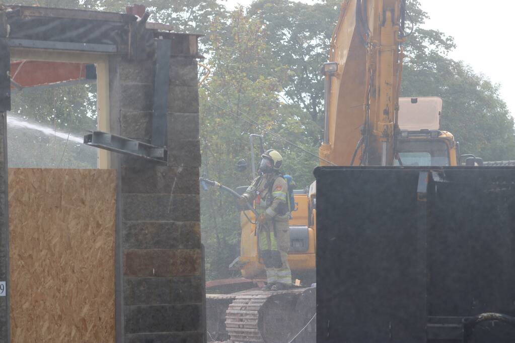 Brand uitgebroken op dak van slooppand