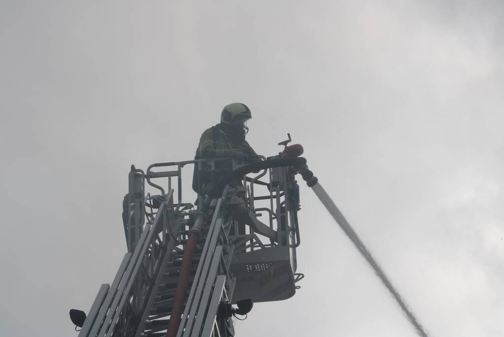 Brand uitgebroken op dak van slooppand