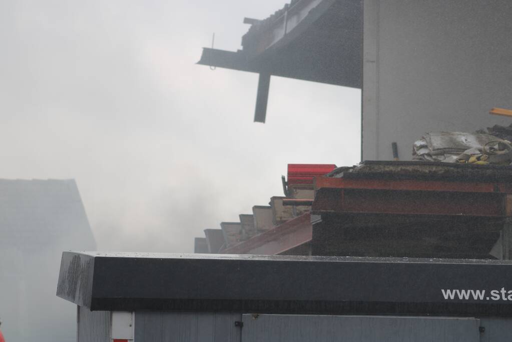 Brand uitgebroken op dak van slooppand