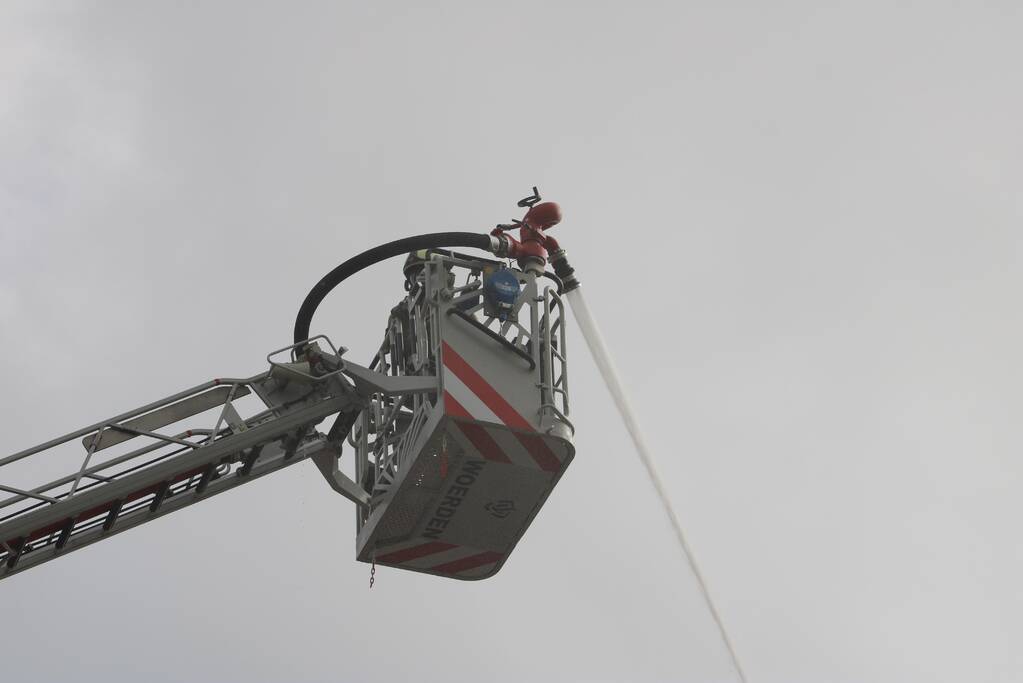 Brand uitgebroken op dak van slooppand