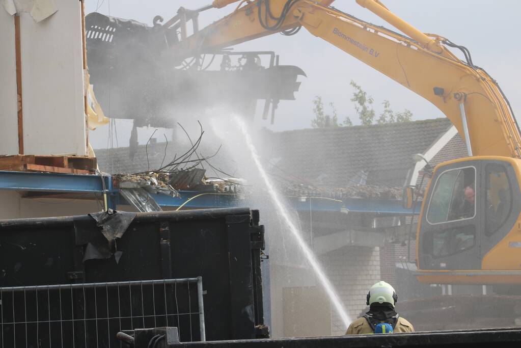 Brand uitgebroken op dak van slooppand