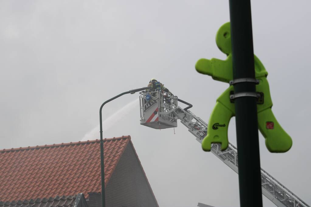 Brand uitgebroken op dak van slooppand