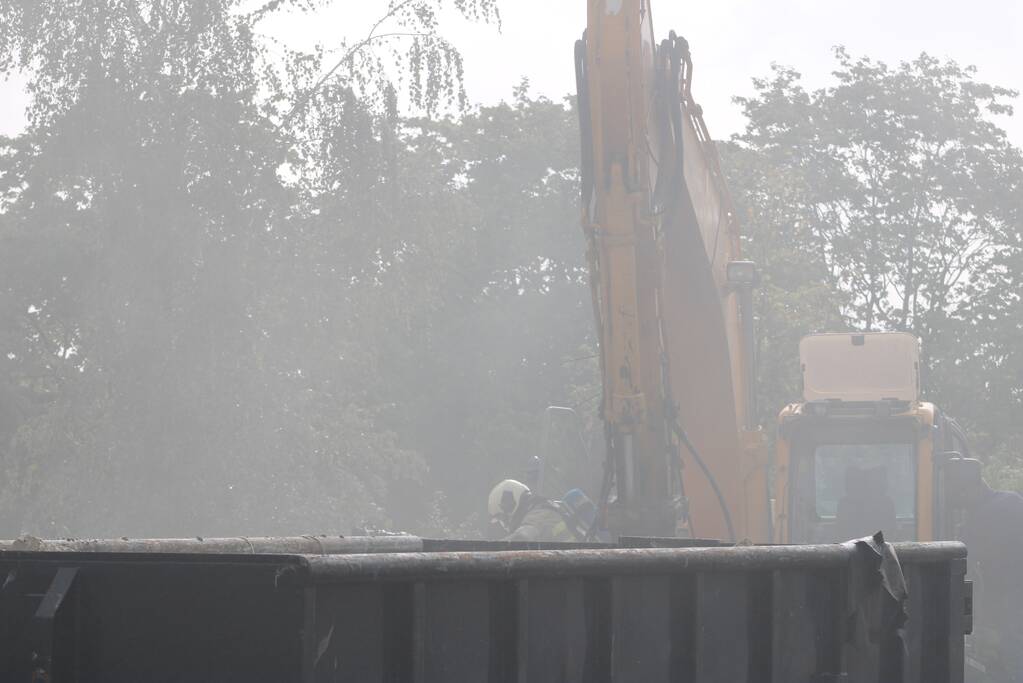 Brand uitgebroken op dak van slooppand