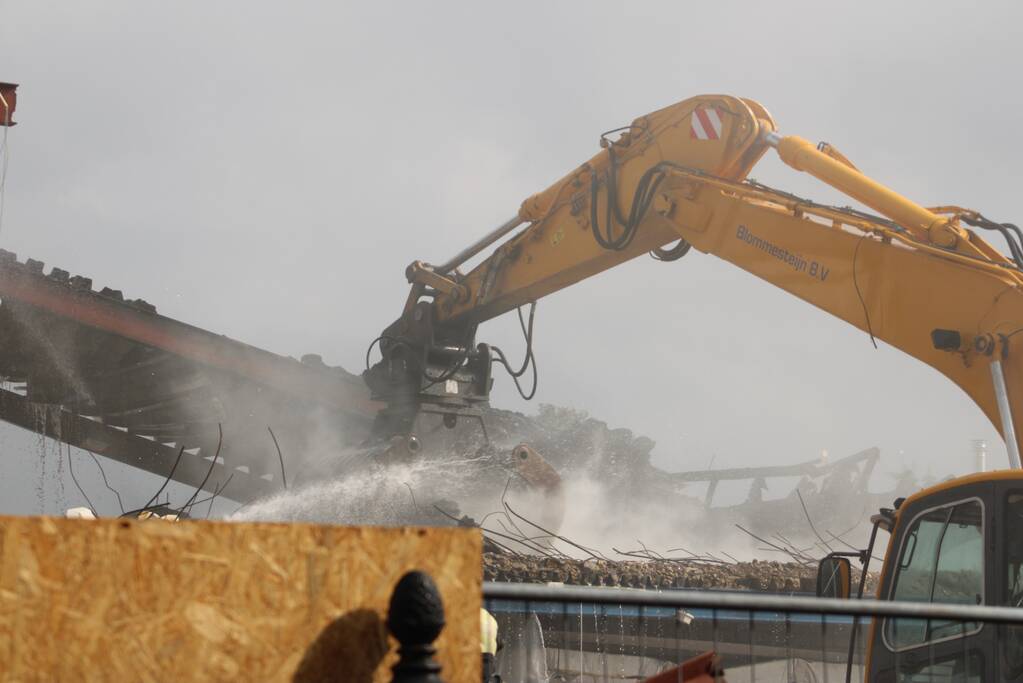 Brand uitgebroken op dak van slooppand