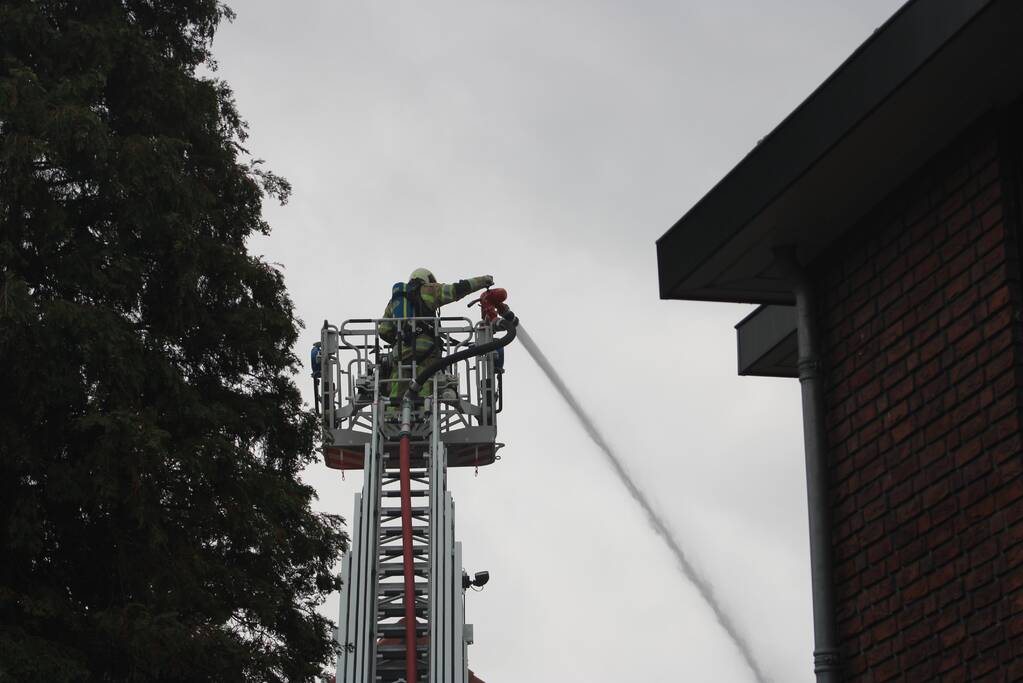 Brand uitgebroken op dak van slooppand