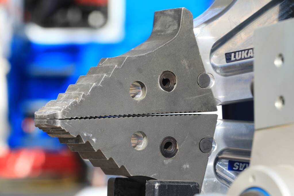 Automobilist rijdt tegen boom