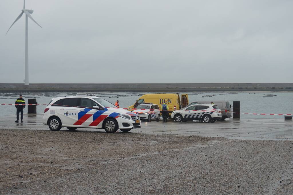 Duikers vinden auto met mogelijk inzittende