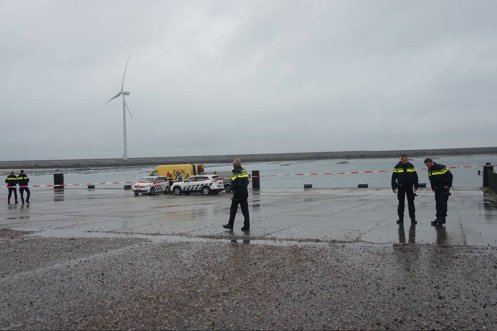 Duikers vinden auto met mogelijk inzittende