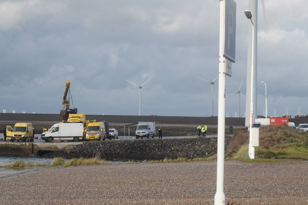 Duikers vinden auto met mogelijk inzittende