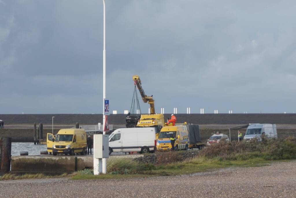 Duikers vinden auto met mogelijk inzittende