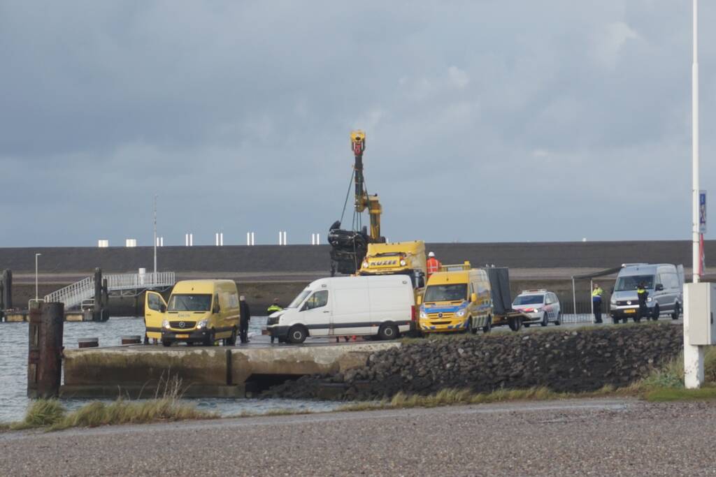 Duikers vinden auto met mogelijk inzittende