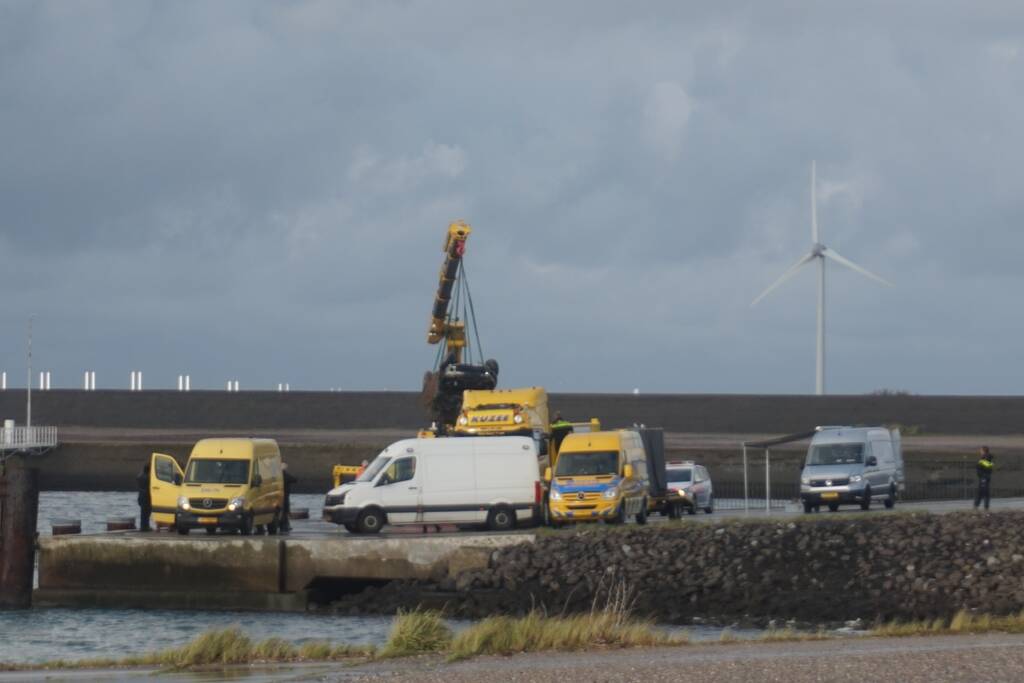 Duikers vinden auto met mogelijk inzittende