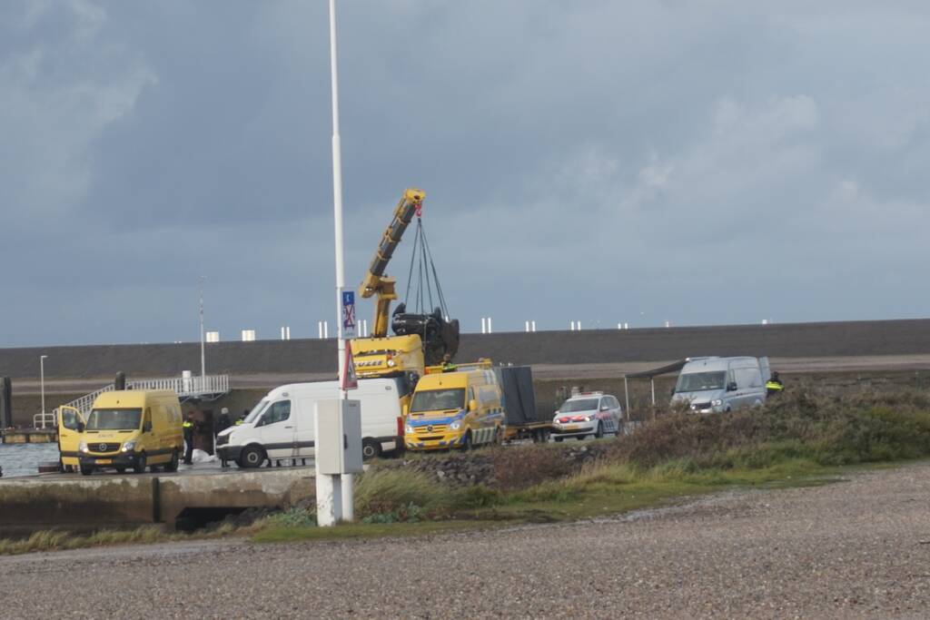 Duikers vinden auto met mogelijk inzittende