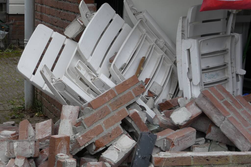 Automobilist rijdt garage in bij wegrijden